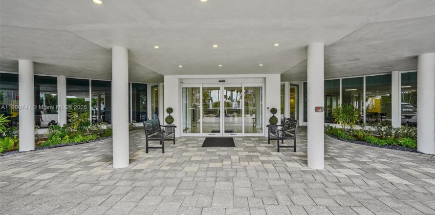 Кондоминиум с 2 спальнями в Саут-Палм-Бич, Флорида № 1955690