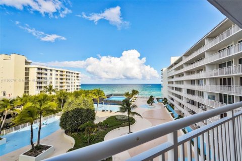 Condo in South Palm Beach, Florida, 2 bedrooms  № 1955690 - photo 15