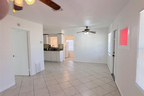 House in Saint Petersburg, Florida 2 bedrooms, 85.56 sq.m. № 2147954 - photo 3