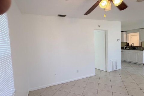 House in Saint Petersburg, Florida 2 bedrooms, 85.56 sq.m. № 2147954 - photo 5