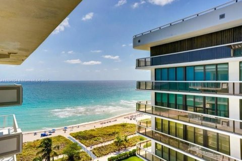 Снять в аренду кондоминиум в Серфсайд, Флорида 4 спальни, 283.91м2, № 1958786 - фото 1