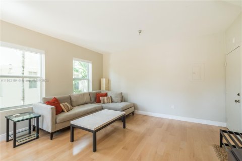 Condominio en venta en Miami Beach, Florida, 2 dormitorios, 79.9 m2 № 1890642 - foto 3