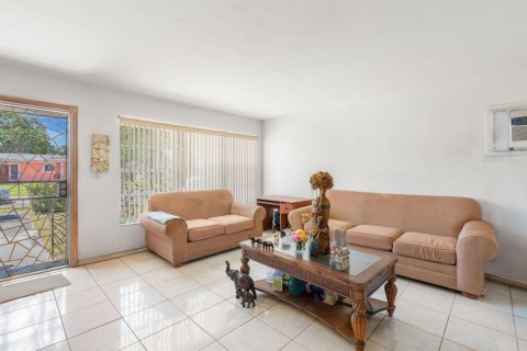 House in Miami Gardens, Florida 3 bedrooms, 103.4 sq.m. № 2083385 - photo 9