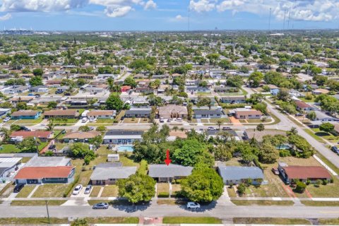House in Miami Gardens, Florida 3 bedrooms, 103.4 sq.m. № 2083385 - photo 16