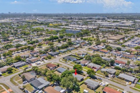 House in Miami Gardens, Florida 3 bedrooms, 103.4 sq.m. № 2083385 - photo 19