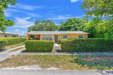 House in Miami Gardens, Florida 3 bedrooms, 103.4 sq.m. № 2083385 - photo 2