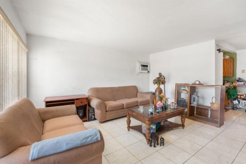 House in Miami Gardens, Florida 3 bedrooms, 103.4 sq.m. № 2083385 - photo 10
