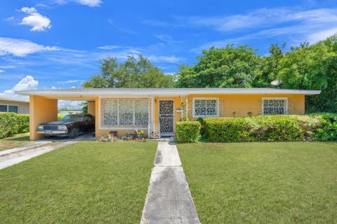 House in Miami Gardens, Florida 3 bedrooms, 103.4 sq.m. № 2083385