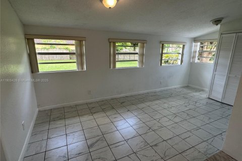 Casa en alquiler en Palmetto Bay, Florida, 3 dormitorios, 137.03 m2 № 1956177 - foto 2