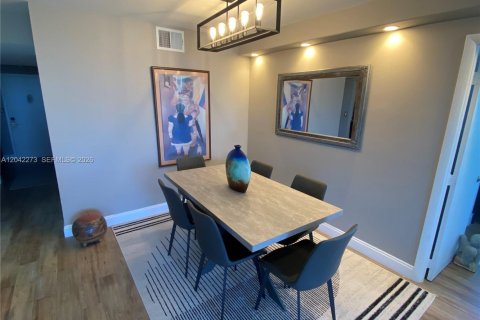 Condo in Pompano Beach, Florida, 2 bedrooms № 2183855 - photo 10