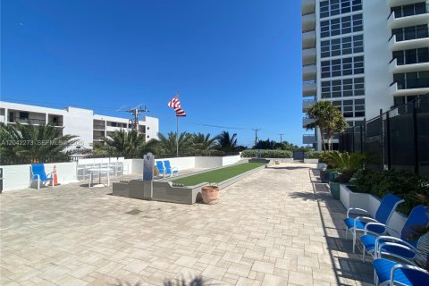 Condo in Pompano Beach, Florida, 2 bedrooms № 2183855 - photo 27