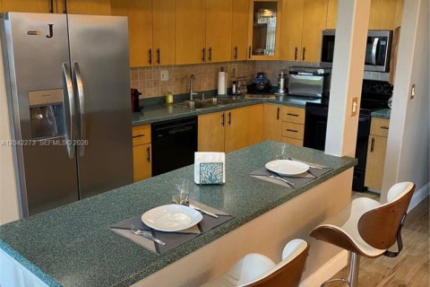 Condo in Pompano Beach, Florida, 2 bedrooms № 2183855 - photo 8