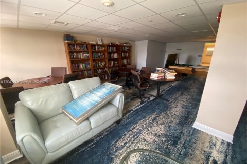 Condo in Pompano Beach, Florida, 2 bedrooms № 2183855 - photo 12