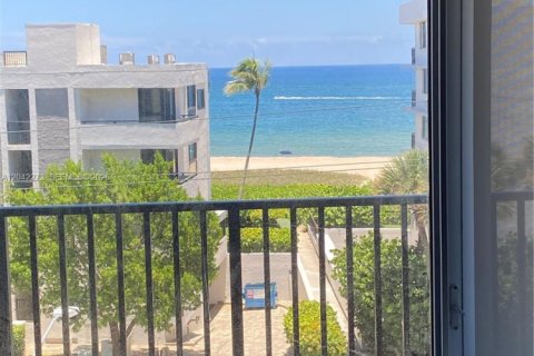 Condo in Pompano Beach, Florida, 2 bedrooms № 2183855 - photo 4
