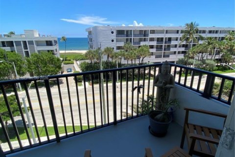 Condo in Pompano Beach, Florida, 2 bedrooms № 2183855 - photo 2