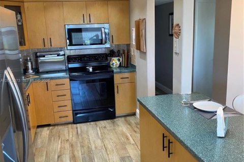 Condo in Pompano Beach, Florida, 2 bedrooms № 2183855 - photo 9
