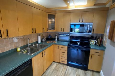 Condo in Pompano Beach, Florida, 2 bedrooms № 2183855 - photo 7