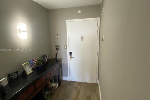 Condo in Pompano Beach, Florida, 2 bedrooms № 2183855 - photo 14