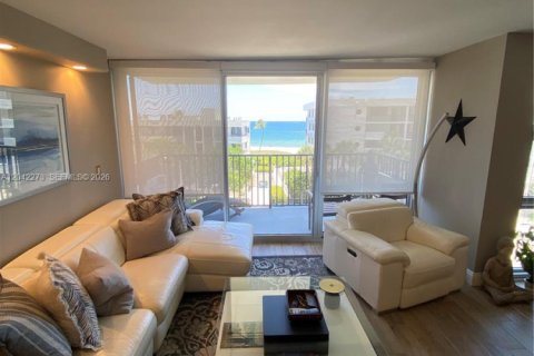 Condo in Pompano Beach, Florida, 2 bedrooms № 2183855 - photo 13