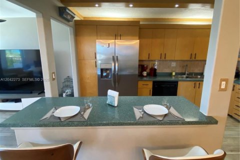 Condo in Pompano Beach, Florida, 2 bedrooms № 2183855 - photo 6