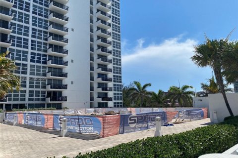 Condo in Pompano Beach, Florida, 2 bedrooms № 2183855 - photo 30