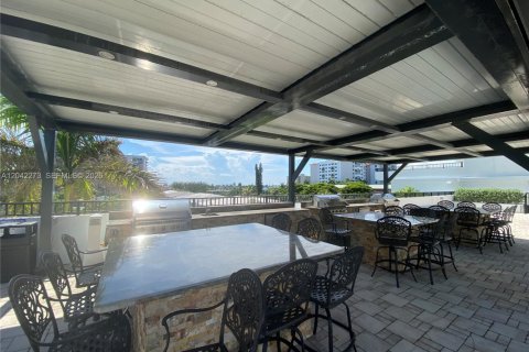 Condo in Pompano Beach, Florida, 2 bedrooms № 2183855 - photo 26