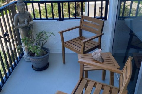 Condo in Pompano Beach, Florida, 2 bedrooms № 2183855 - photo 3