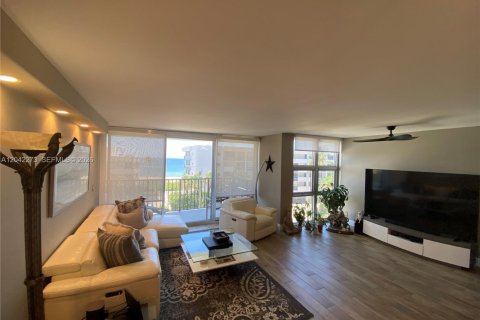Condo in Pompano Beach, Florida, 2 bedrooms № 2183855 - photo 11