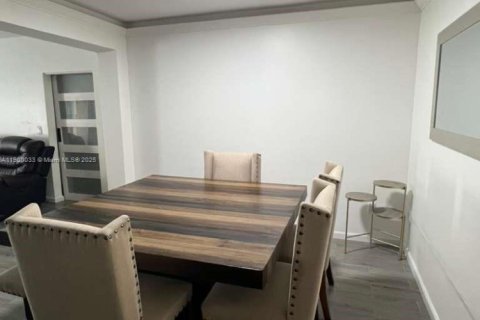 House in Miami, Florida 4 bedrooms, 128.58 sq.m. № 1952888 - photo 23