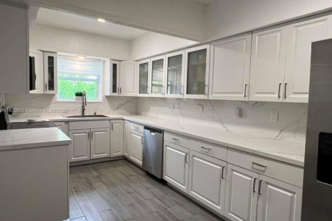 House in Miami, Florida 4 bedrooms, 128.58 sq.m. № 1952888 - photo 13