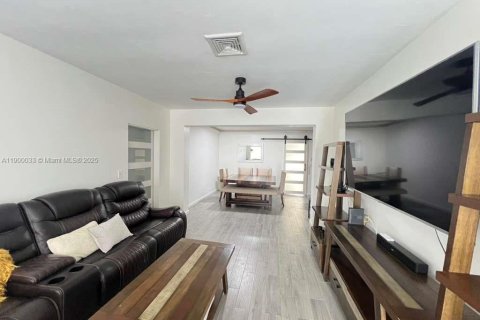 House in Miami, Florida 4 bedrooms, 128.58 sq.m. № 1952888 - photo 19