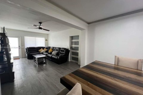 House in Miami, Florida 4 bedrooms, 128.58 sq.m. № 1952888 - photo 20