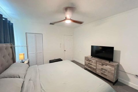 House in Miami, Florida 4 bedrooms, 128.58 sq.m. № 1952888 - photo 29