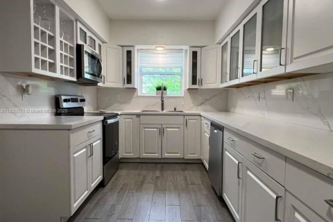 House in Miami, Florida 4 bedrooms, 128.58 sq.m. № 1952888 - photo 12