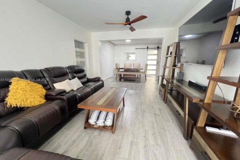 House in Miami, Florida 4 bedrooms, 128.58 sq.m. № 1952888 - photo 17