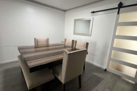 House in Miami, Florida 4 bedrooms, 128.58 sq.m. № 1952888 - photo 22