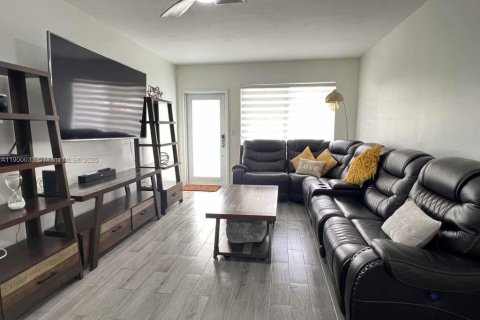 House in Miami, Florida 4 bedrooms, 128.58 sq.m. № 1952888 - photo 18