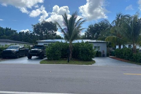 House in Miami, Florida 4 bedrooms, 128.58 sq.m. № 1952888 - photo 1