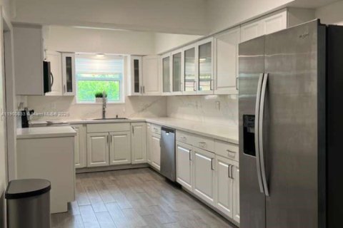 House in Miami, Florida 4 bedrooms, 128.58 sq.m. № 1952888 - photo 15