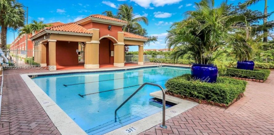 Adosado en Doral, Florida 3 dormitorios, 125.42 m2 № 2068245