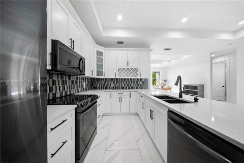 Casa en venta en Naples, Florida, 5 dormitorios, 157.93 m2 № 2035979 - foto 13