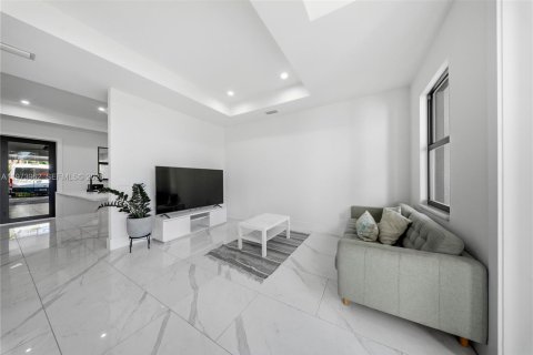 Casa en venta en Naples, Florida, 5 dormitorios, 157.93 m2 № 2035979 - foto 5