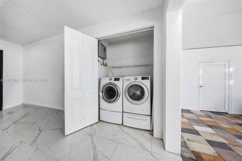 Casa en venta en Naples, Florida, 5 dormitorios, 157.93 m2 № 2035979 - foto 27