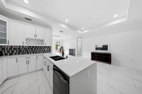 Casa en venta en Naples, Florida, 5 dormitorios, 157.93 m2 № 2035979 - foto 12