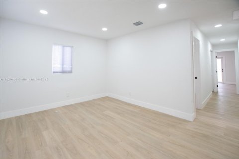 House in Miami, Florida 3 bedrooms № 1794710 - photo 4