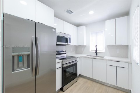 House in Miami, Florida 3 bedrooms № 1794710 - photo 6