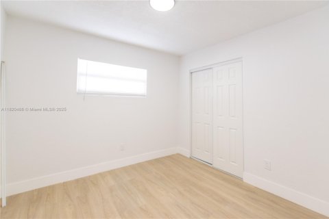 House in Miami, Florida 3 bedrooms № 1794710 - photo 10