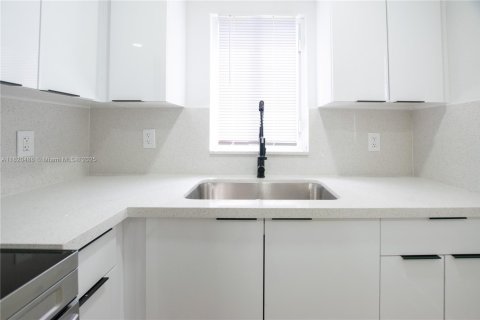 House in Miami, Florida 3 bedrooms № 1794710 - photo 7