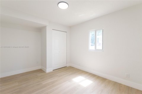 House in Miami, Florida 3 bedrooms № 1794710 - photo 9