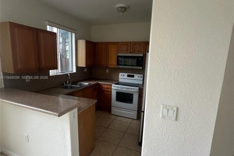 Снять в аренду таунхаус в Хомстед, Флорида 4 спальни, 132.2м2, № 2004863 - фото 4